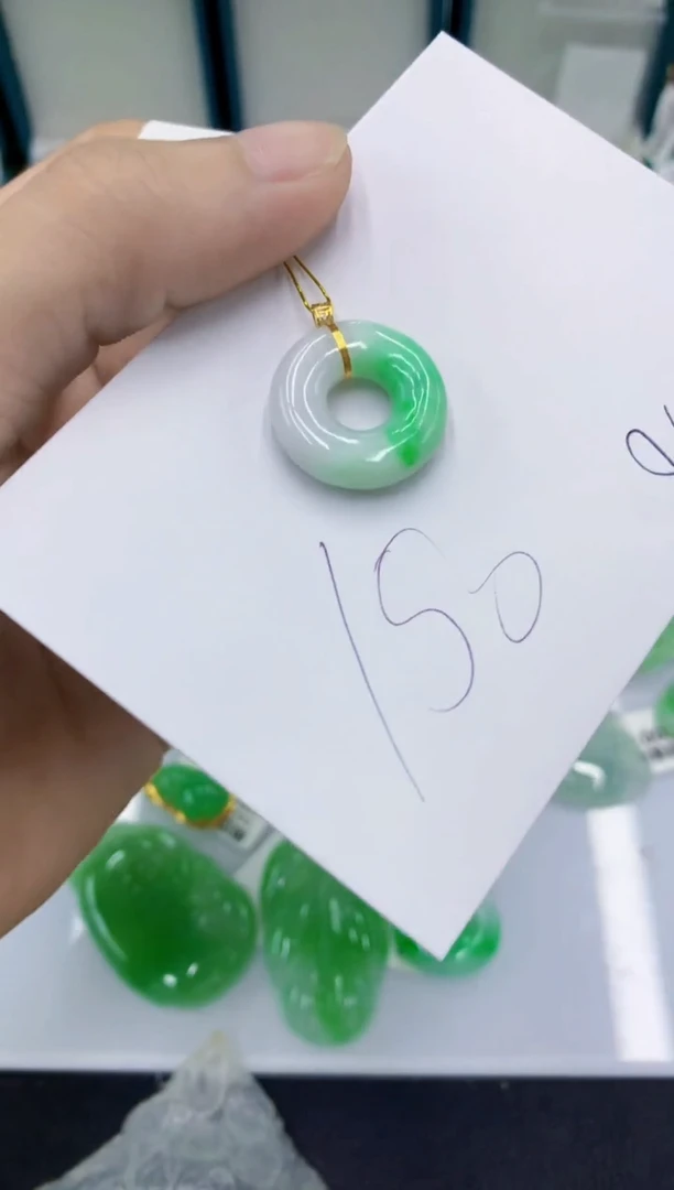 翡翠18K金镶嵌颈饰翡翠