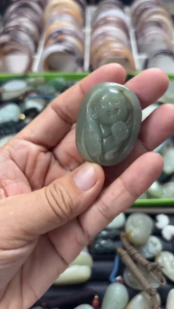 颈饰未镶嵌和田玉（多样性发一件）没有证书有瑕