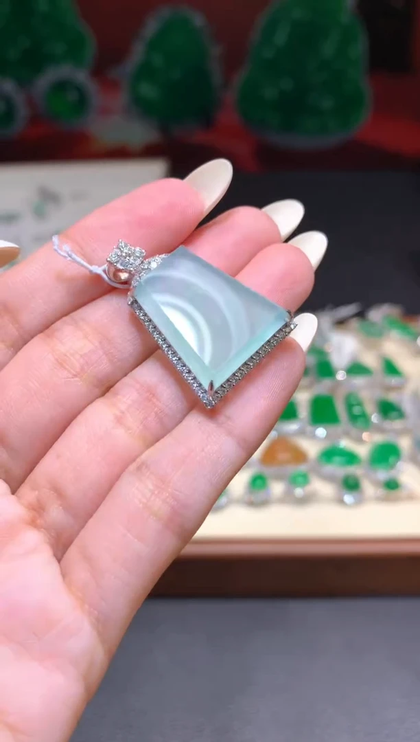 颈饰18K金镶嵌翡翠1