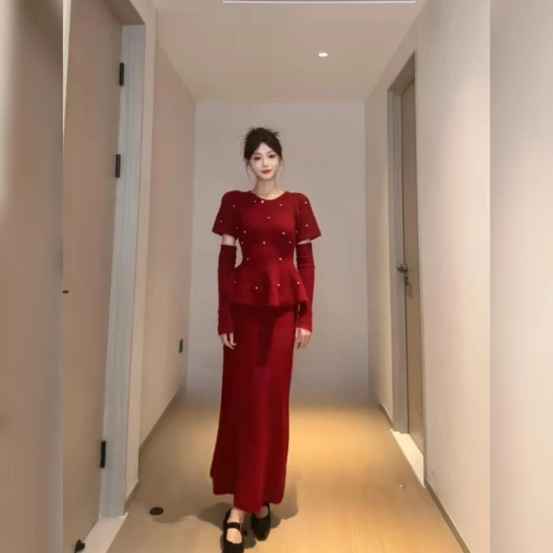 新年穿搭红色毛衣套装裙女2025新款高级感钉珠针织上衣长款半身裙