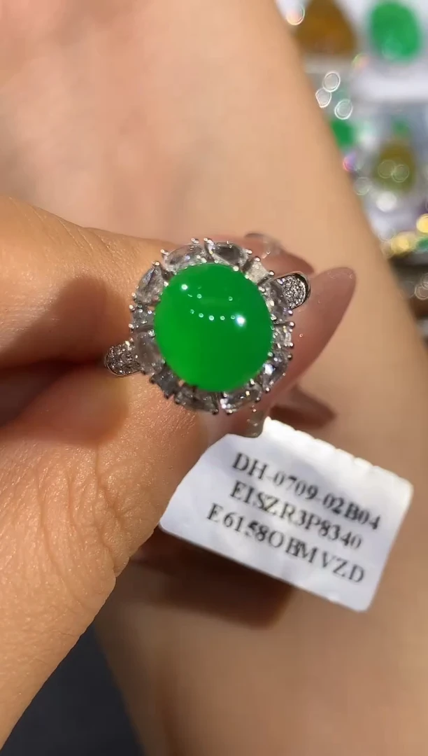18K金镶嵌戒指翡翠多样性发其一