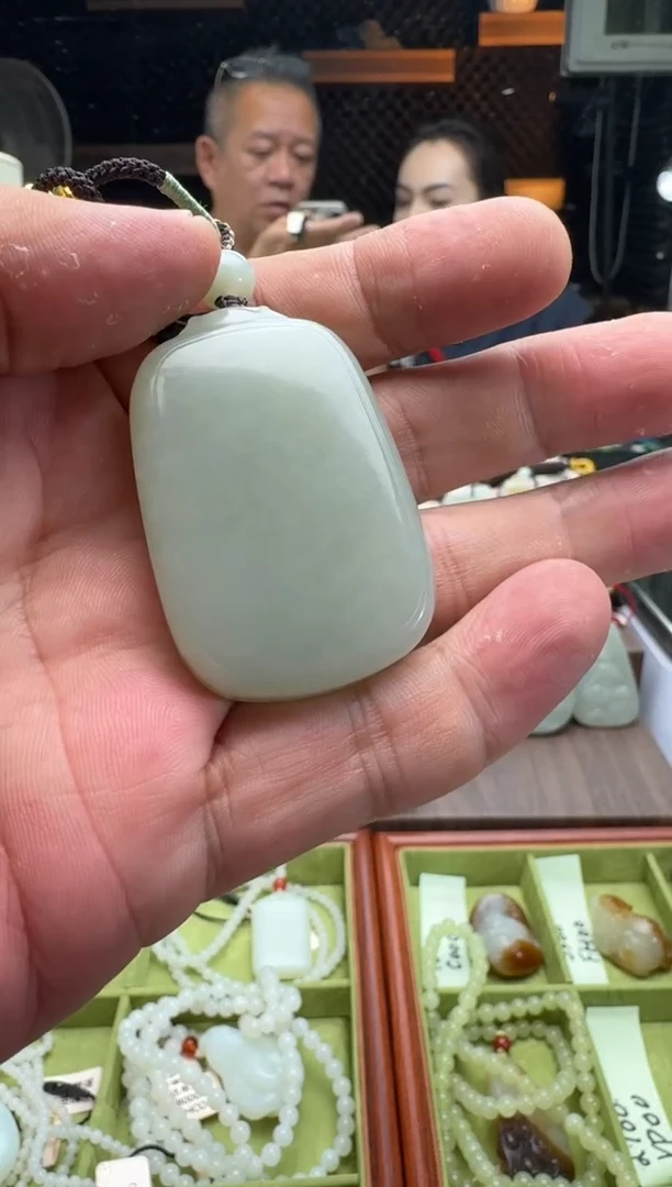 和田玉未镶嵌吊坠(赠链)且末料无事牌