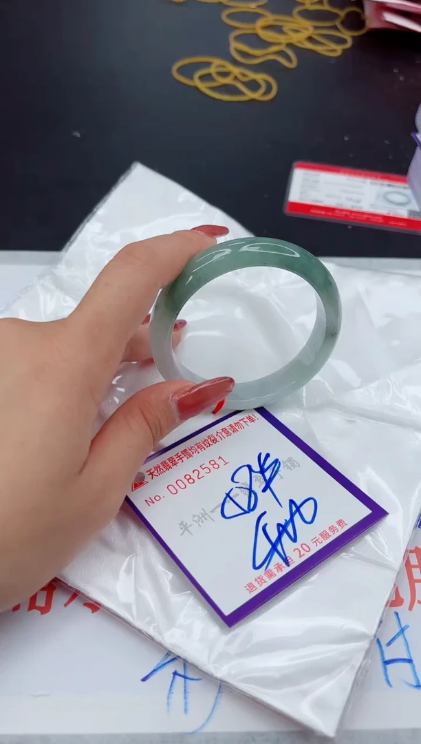 翡翠手镯未镶嵌1