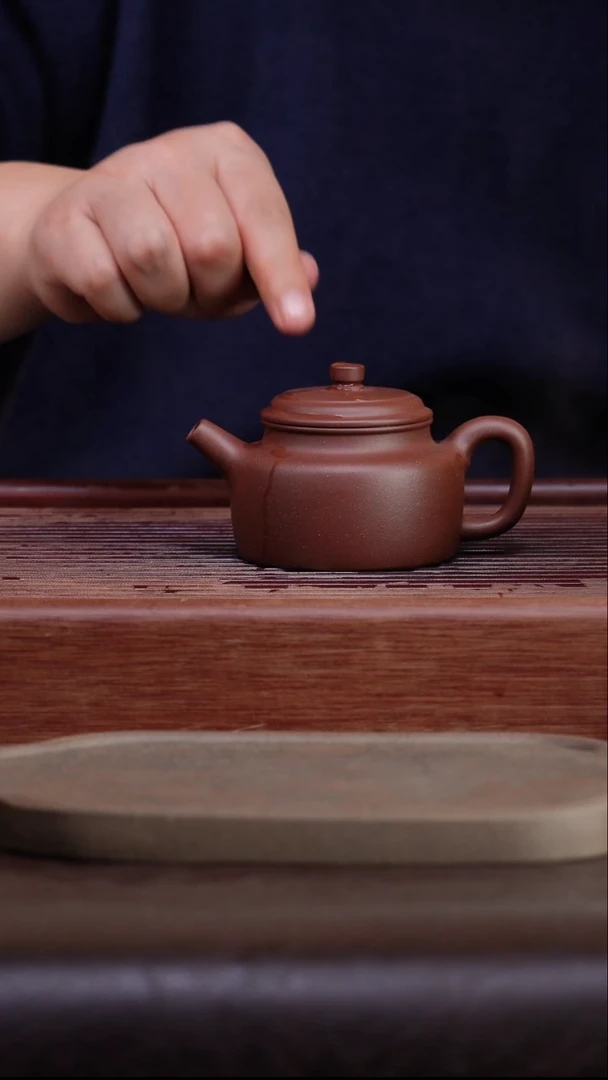 茶壶紫砂底曹清 德钟