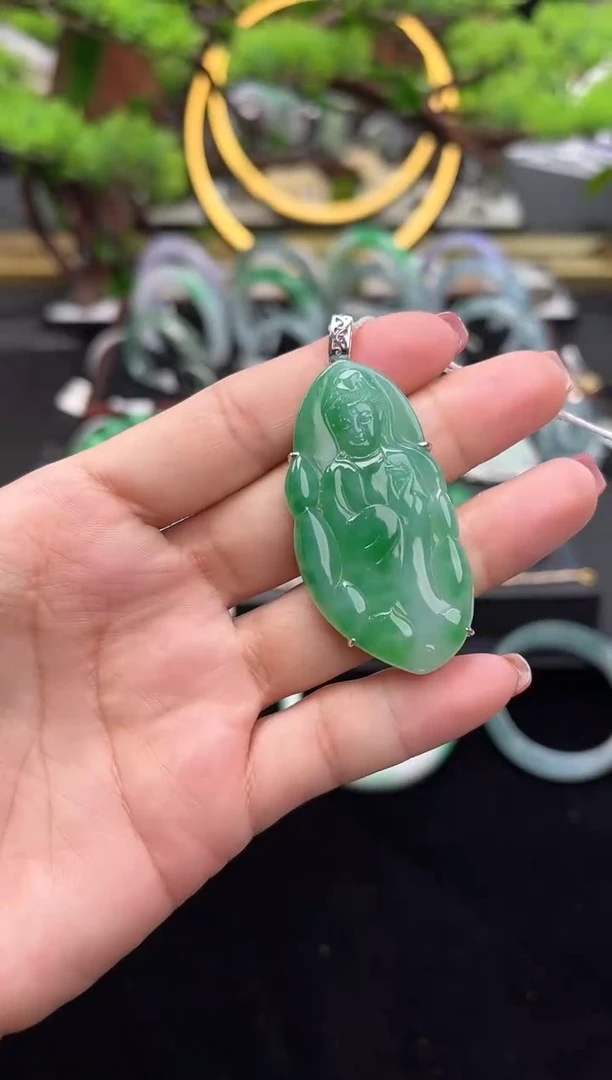 颈饰18K金镶嵌翡翠吊坠