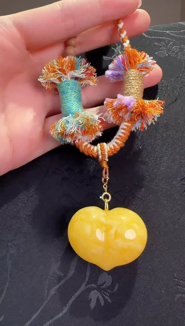 蜜蜡颈饰18K金镶嵌爱心吊坠