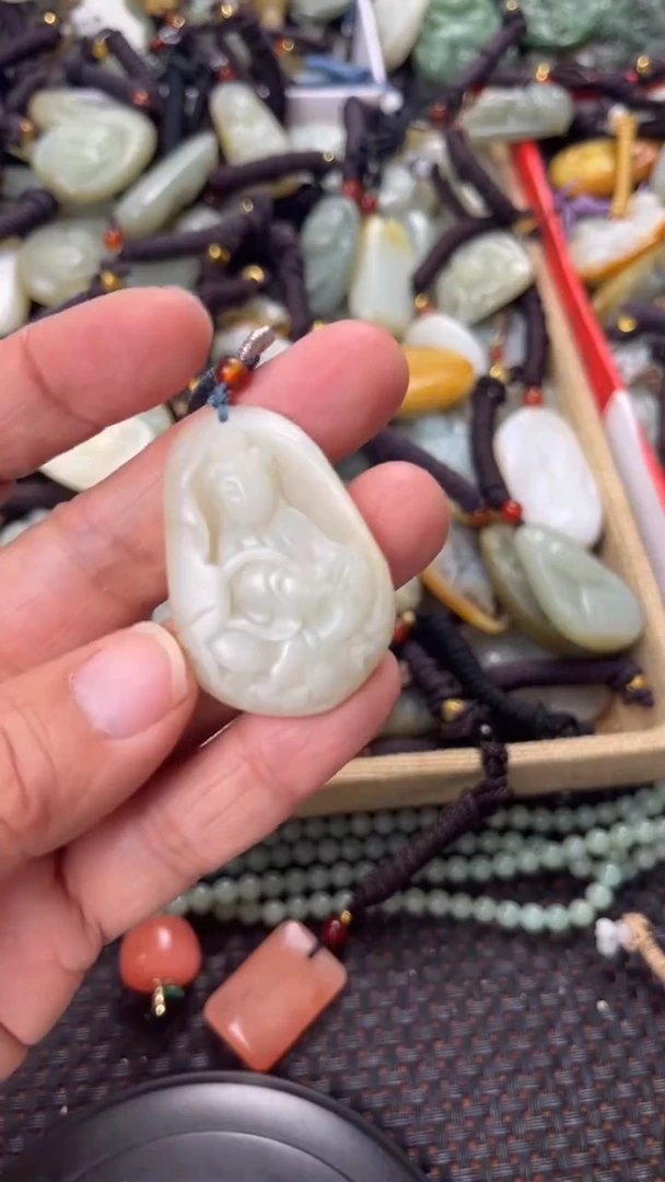 【闪购商品】和田玉颈饰未镶嵌多样性发货没有证书拍一发一有瑕