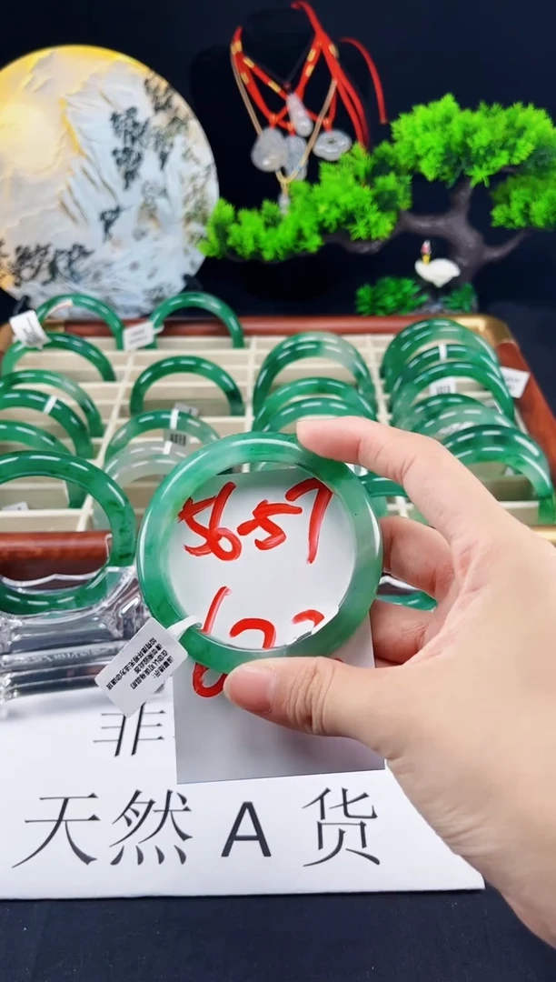 未镶嵌手镯石英质玉（非洲翠）手镯