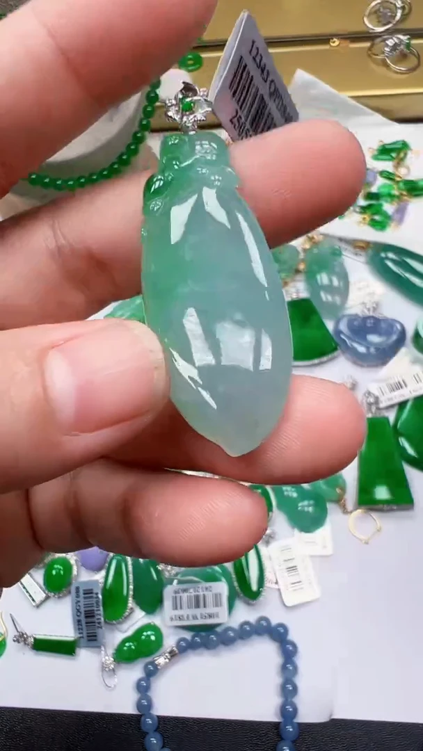 翡翠18K金镶嵌颈饰瓜