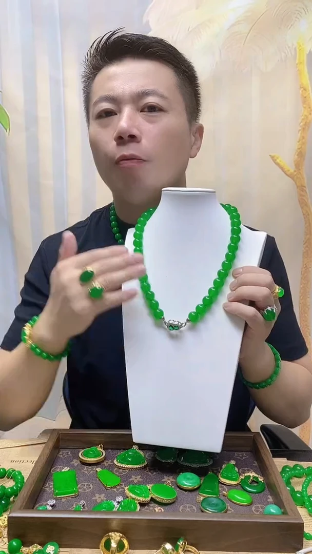 无非金属翠绿色项链
