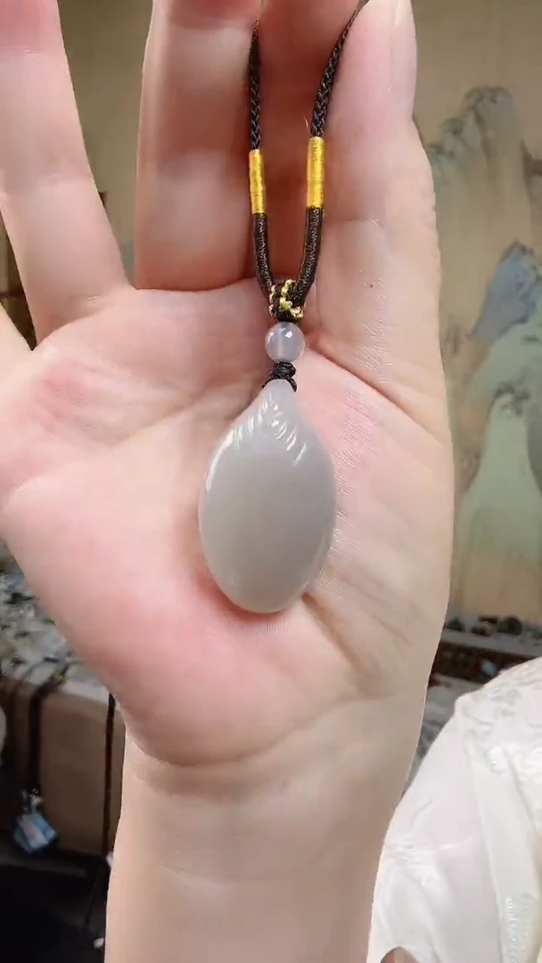 和田玉未镶嵌颈饰.