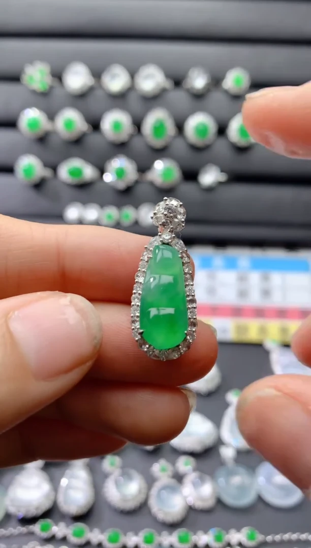 颈饰18K金镶嵌翡翠18K翡翠伴钻