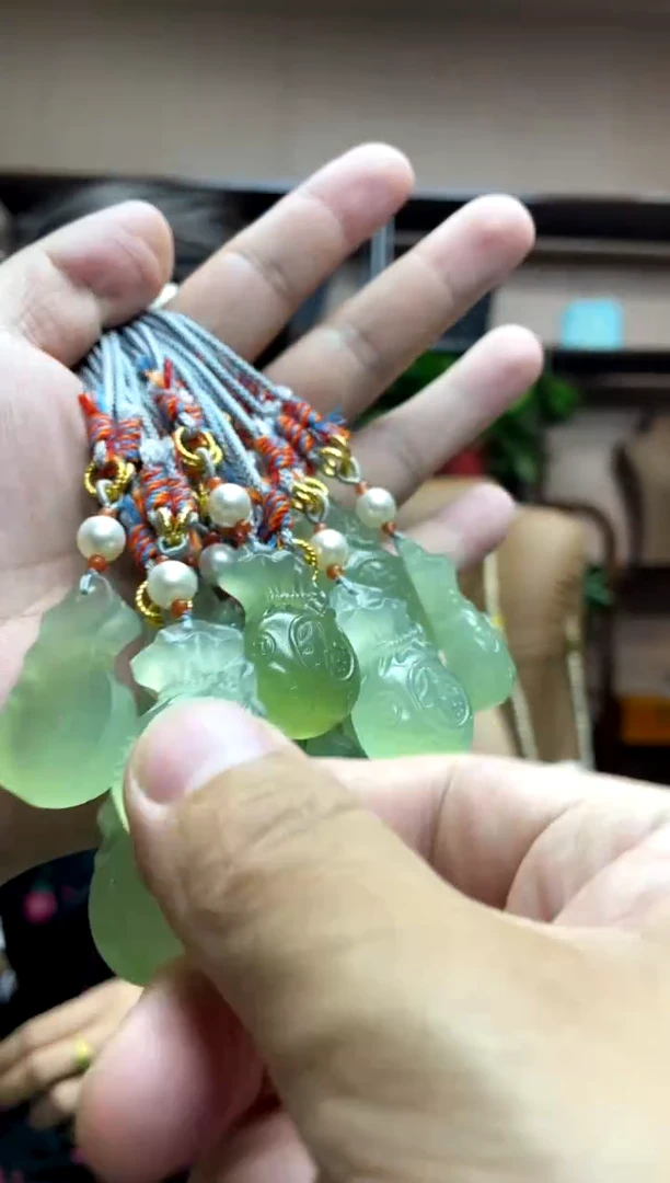 岫玉未镶嵌颈饰多样性发货发其中之一