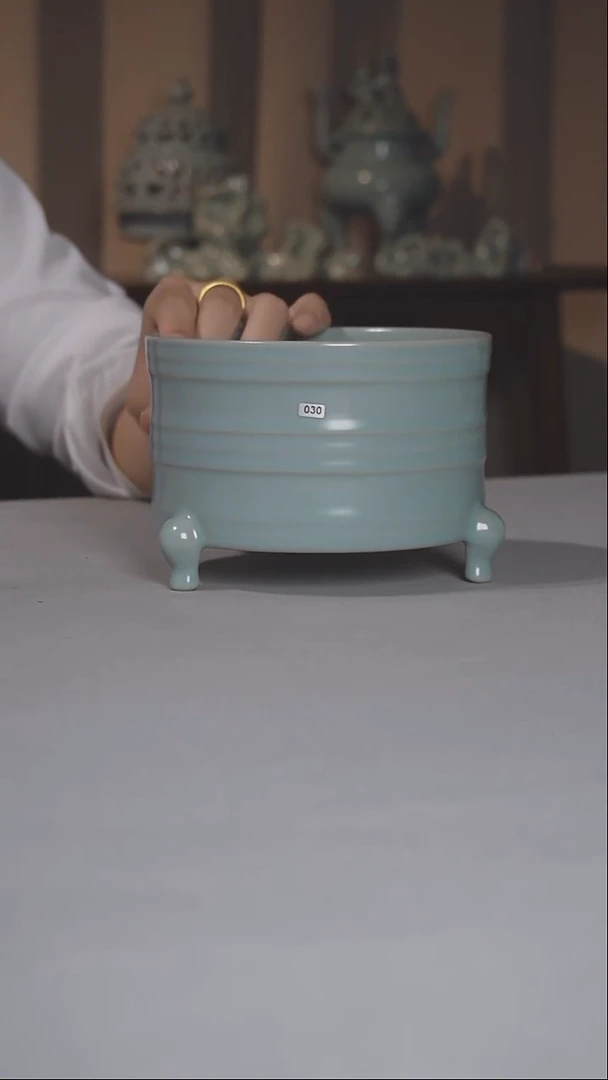 汝瓷030号微瑕三足炫纹尊中号