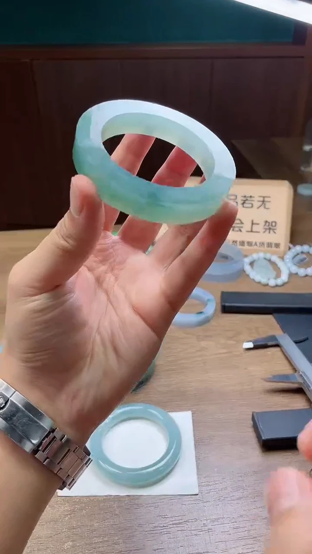 定制翡翠手镯未镶嵌艳*?定制