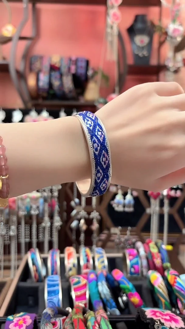 织绣 云织谣民族风精美饰品   170