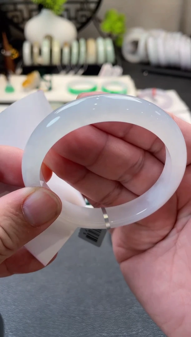 翡翠手镯未镶嵌57正圈 有棉