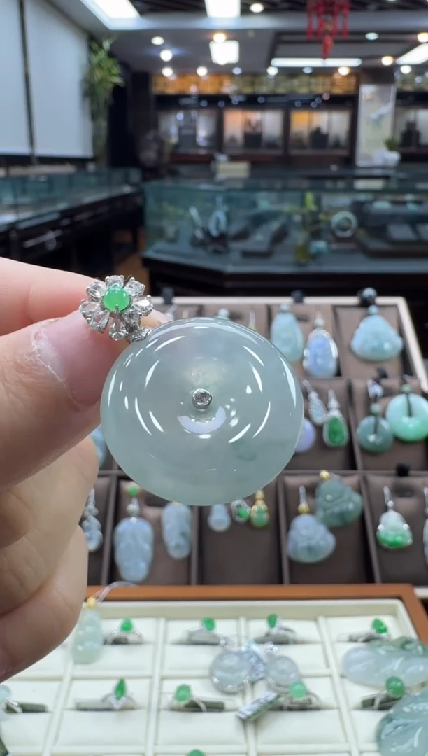 翡翠18K金镶嵌颈饰平安扣