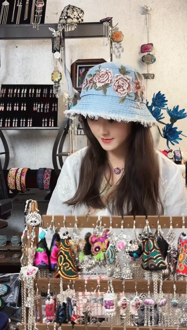 织绣彩云南阁非遗老绣饰品840