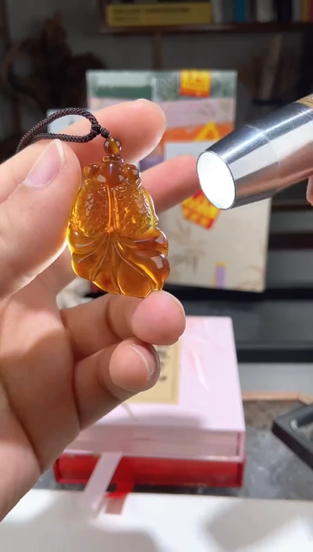 琥珀颈饰未镶嵌棕血珀小金鱼