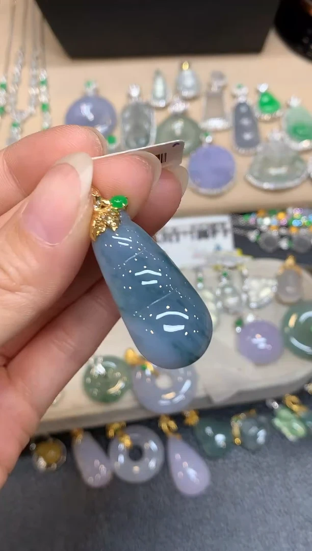 颈饰18K金镶嵌翡翠福豆【无服务费