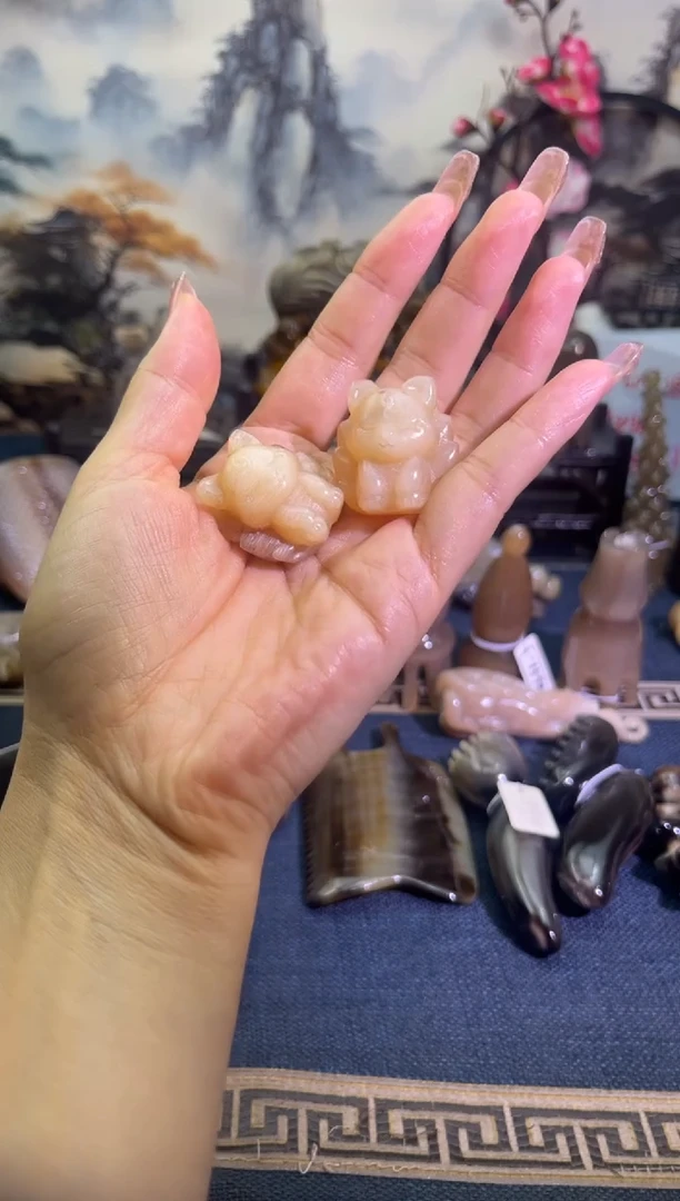高贵羊精雕小吊坠