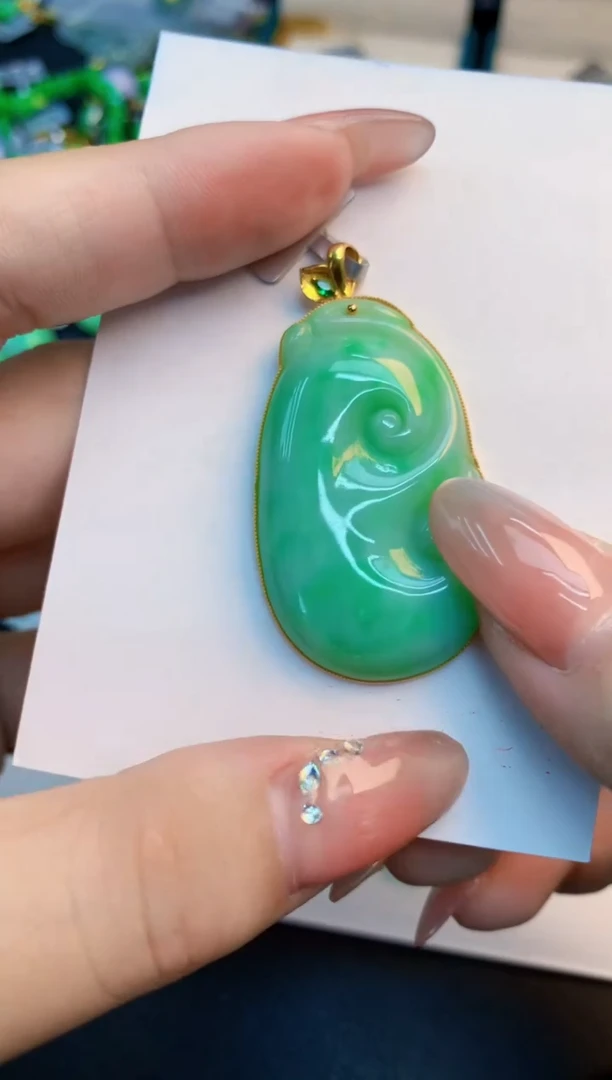 翡翠未镶嵌颈饰1