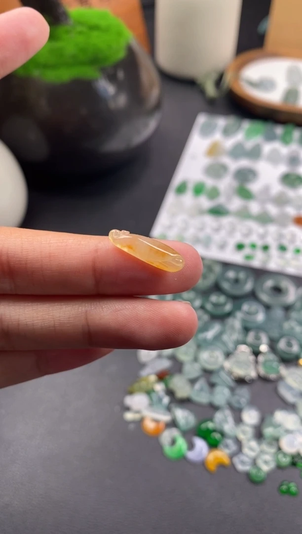 颈饰未镶嵌翡翠黄翡裸石