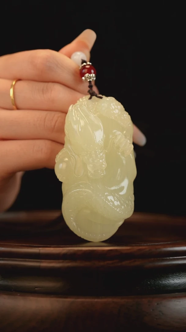 云南石竹叶青雕刻：龙腾四海