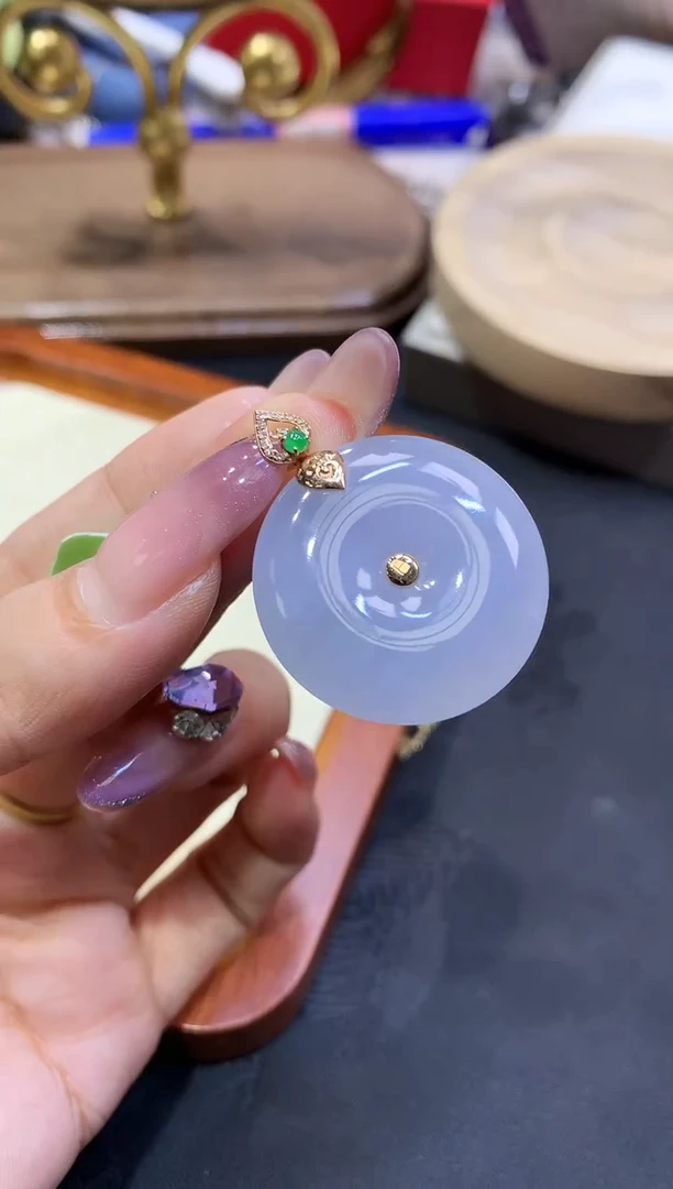 18K金镶嵌挂件翡翠扣子