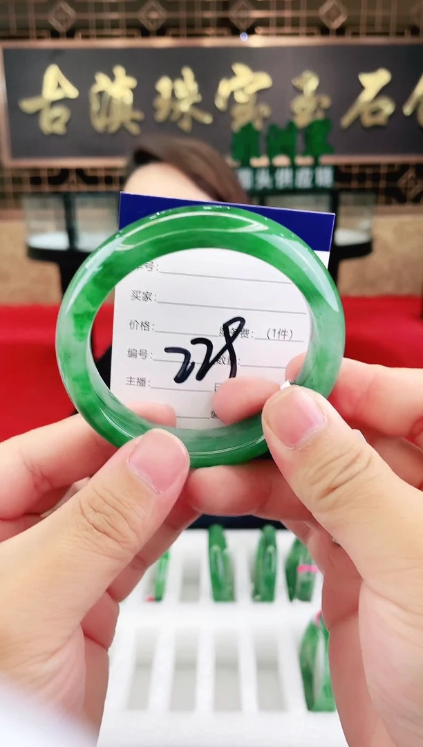 未镶嵌手镯石英质玉（非洲翠）微瑕一经发货运费不退介意勿拍