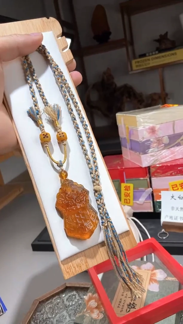 琥珀颈饰未镶嵌金棕珀唐玄甲