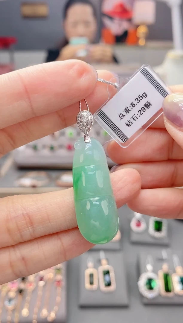 颈饰18K金镶嵌翡翠8.35