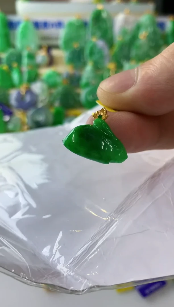 翡翠18K金镶嵌颈饰挂件