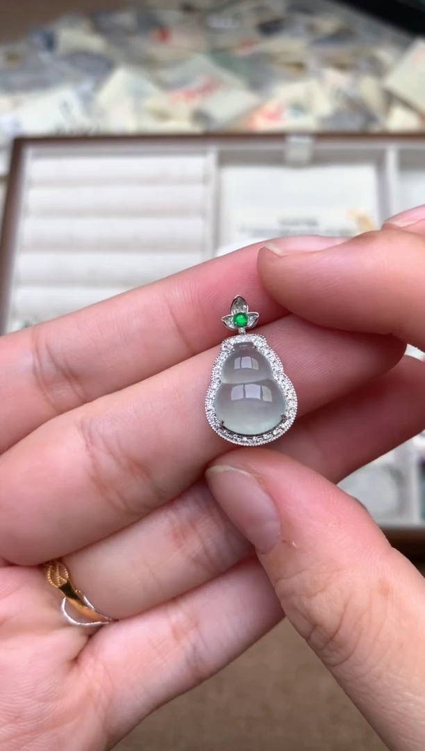 18K金镶嵌挂件翡翠一