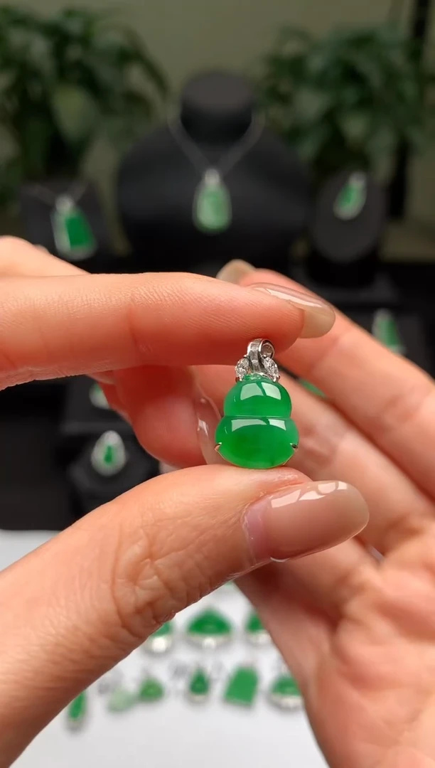 颈饰18K金镶嵌翡翠葫芦