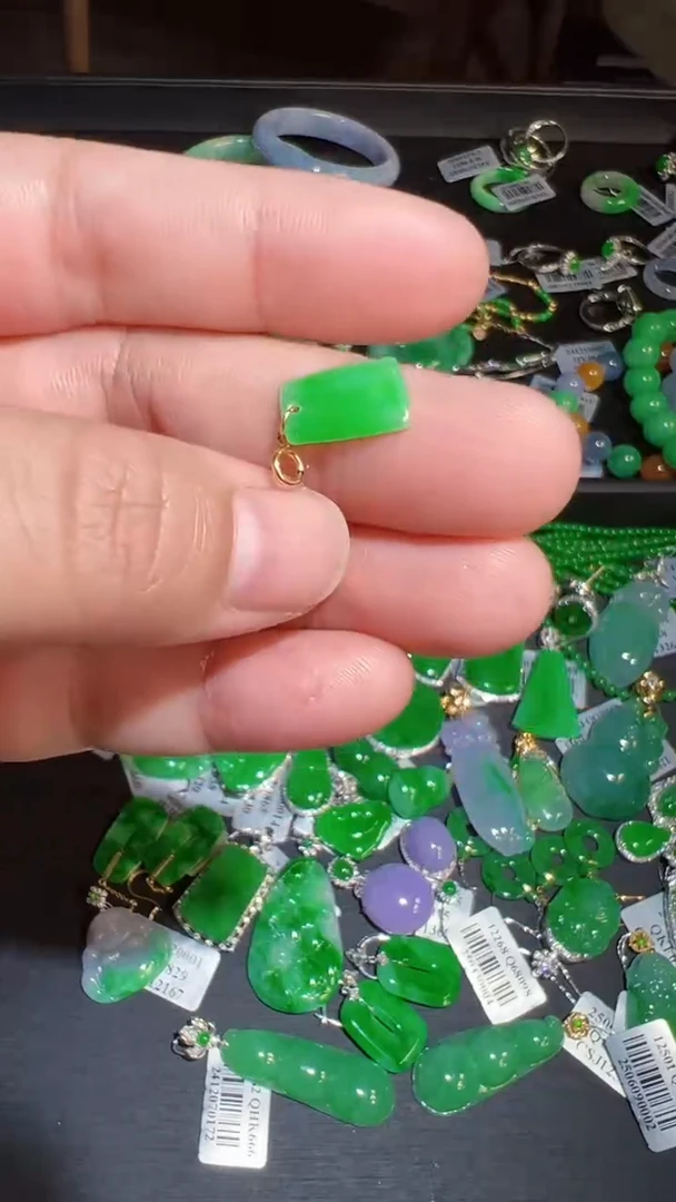 翡翠18K金镶嵌颈饰妹*C吊坠111