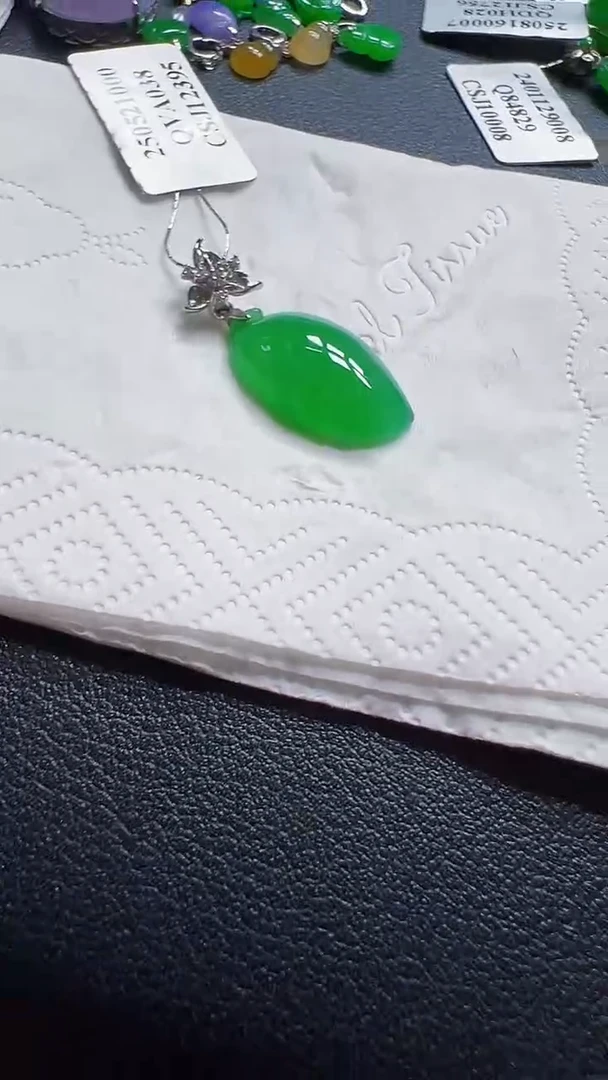 颈饰18K金镶嵌翡翠瓜