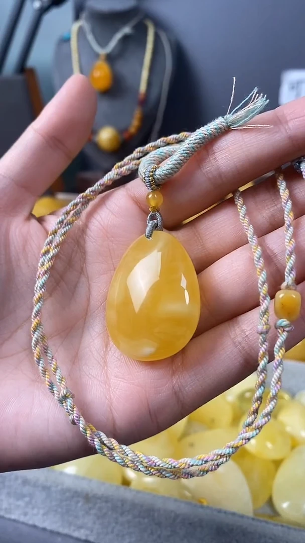 裸石琥珀未镶嵌水滴6.09克