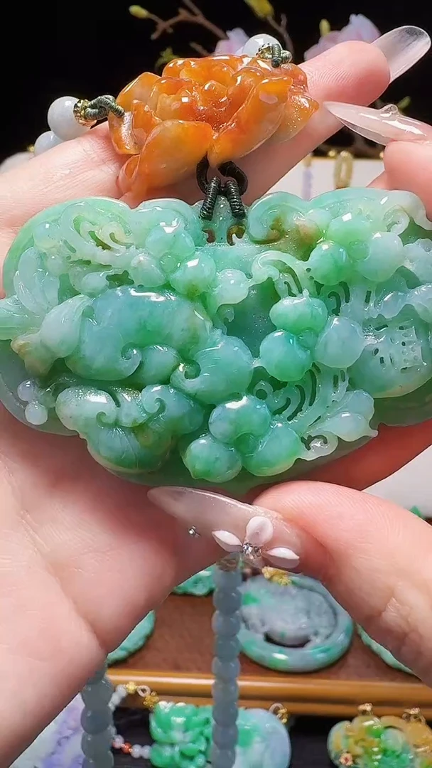 翡翠未镶嵌颈饰花牌