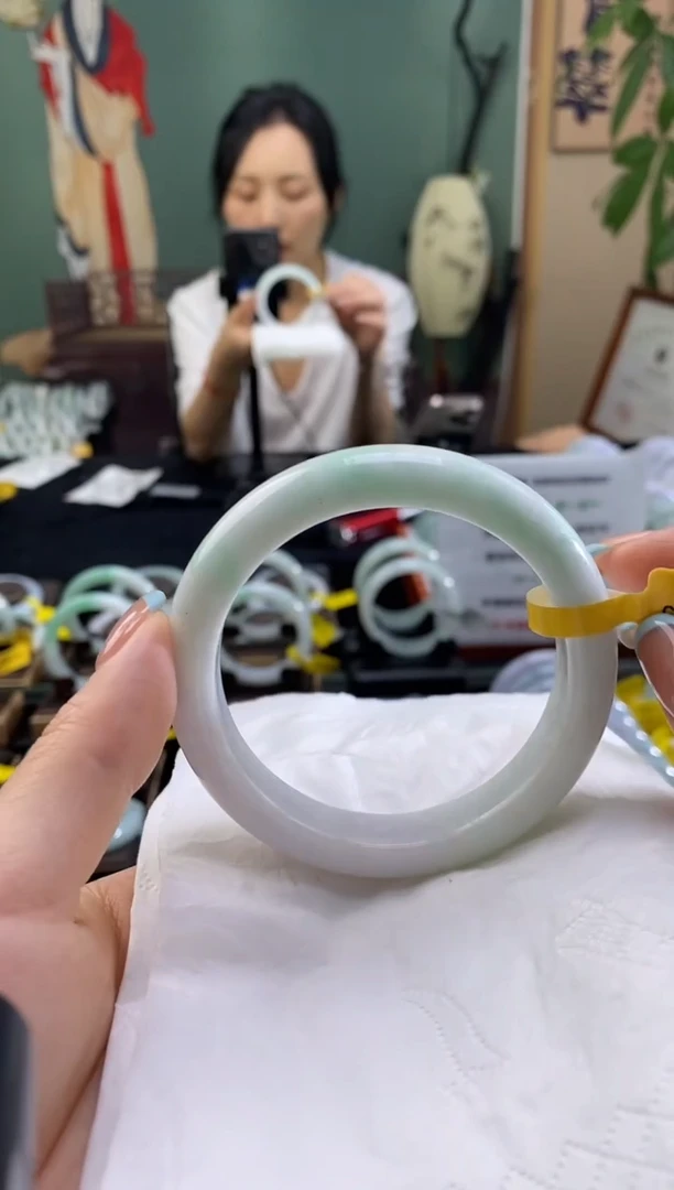 翡翠手镯未镶嵌57.7圈口t