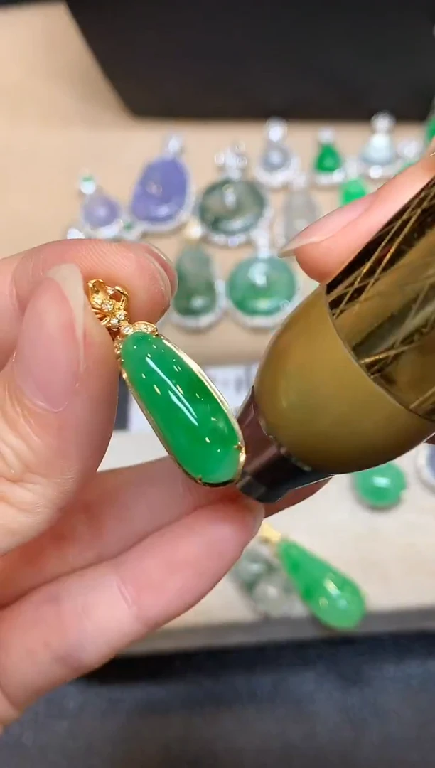 颈饰18K金镶嵌翡翠福瓜【无服务费