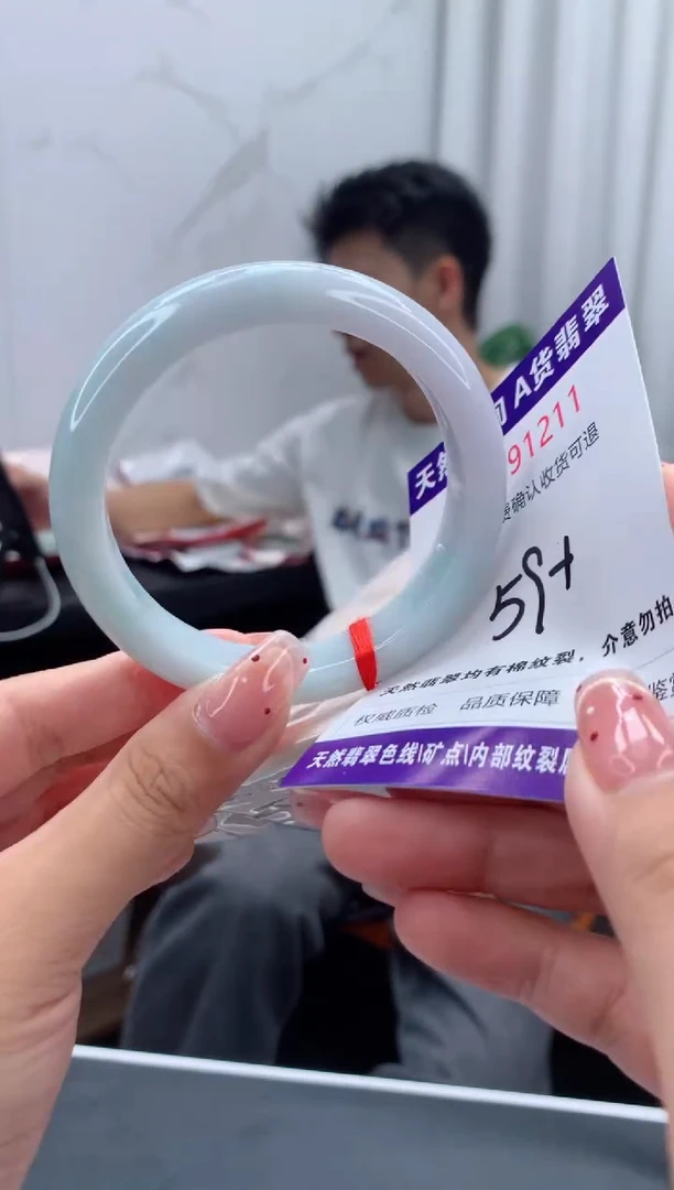 未镶嵌手镯翡翠有纹，完美者勿拍