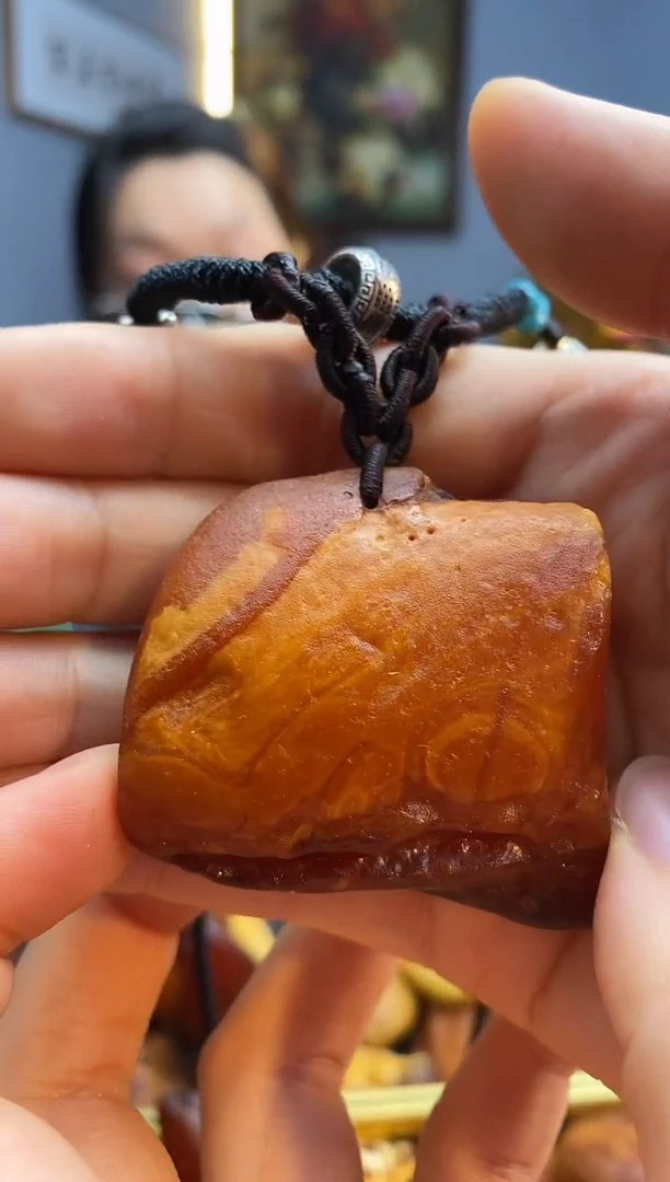 未镶嵌颈饰琥珀吊坠