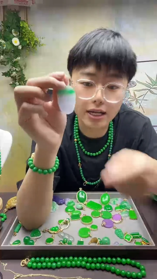 翡翠14K金镶嵌吊坠(赠链)024翡翠春彩叶子吊坠