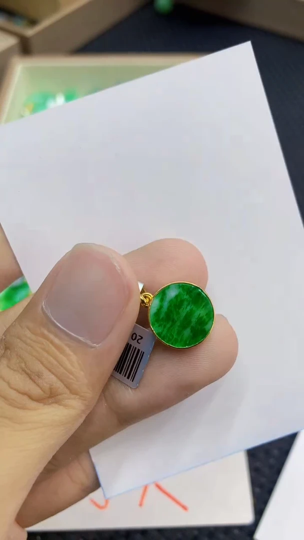 翡翠未镶嵌颈饰             1