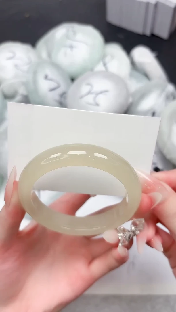 未镶嵌手镯石英质玉127-56.4