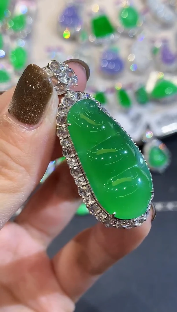 吊坠(不含链)18K金镶嵌翡翠YS多样性发其一