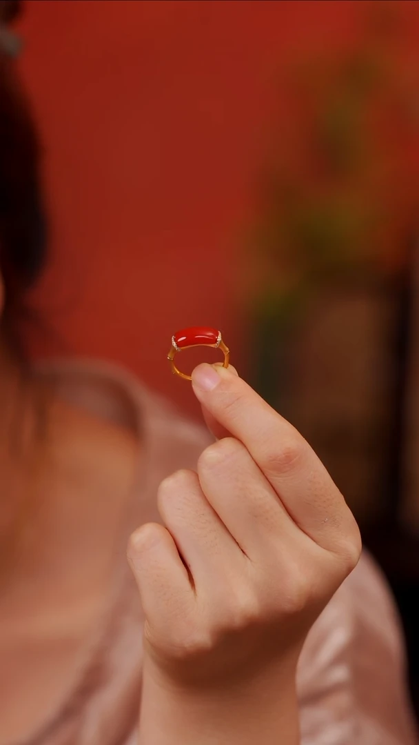 18K金镶嵌南红玛瑙戒指竹节马鞍