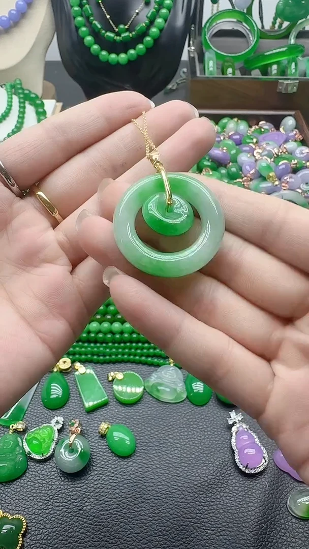 颈饰未镶嵌翡翠飘花环环相扣